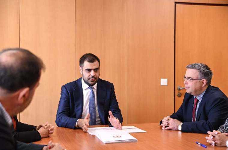 Από την  υπογραφή Συλλογικής Σύμβασης Εργασίας δημοσιογράφων που απασχολούνται στο Δημόσιο, τα ΝΠΔΔ, τους ΟΤΑ, τη ΓΓΕΕ, την ΕΡΤ και το ΑΠΕ-ΜΠΕ στις 23 Απριλίου 2024